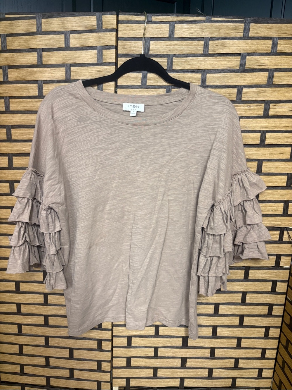 Umgee tan Ruffle sleeve top size small